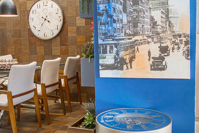Mesa de relógio e tela azul