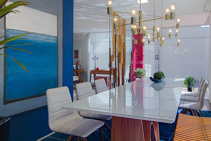 Sala de jantar com tela