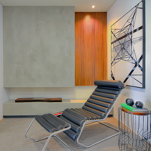 Mesa lateral aramada e chaise cromada.