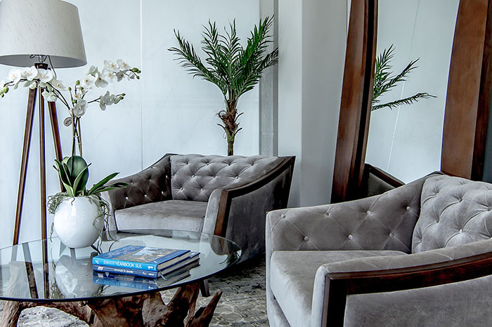 Poltronas cinza, mesa de centro