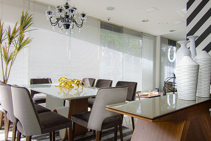Mesa de jantar com cadeiras, aparador
