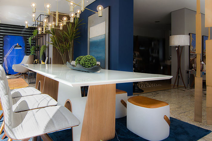 Móveis: mesa de jantar e quadro