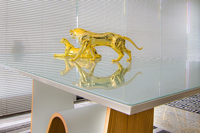 Móveis: mesa de jantar com peça de decoração