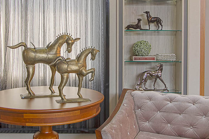 Poltrona James e cavalos de decoração